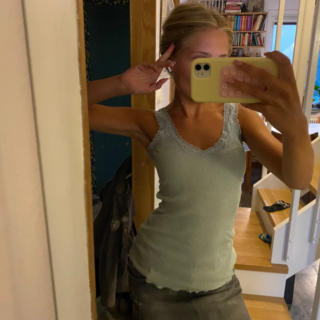 Ljusgrön ribbad linnetopp med spets - 4