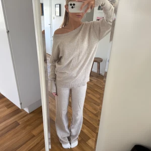 Beige stickat set från BikBok - Supermjuk beige stickat set från BikBok i storlek S!