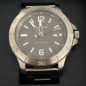 Tommy Hilfiger Ryan 1791995 - Stilren klocka från Tommy Hilfiger i silverfärgat rostfritt stål. Klockan har rund urtavla med tydliga siffror, datumvisning och länkarmband. Vattentät upp till 5 bar och levereras i originalbox. Perfekt accessoar för dig som gillar klassisk design. Nypris 2000kr. Klocklåda ingår!