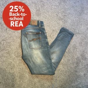 Nudie Jeans 27/30 - Snygga ljusblå slim jeans från Nudie Jeans med klassisk design och slitningar på låret. Jeansen har orange sömmar och broderad bakficka | Storlek: W27 L30 | Nypris: 1299kr | Perfekt nu till hösten och skolstarten!☀️🍁Kom gärna med prisförslag!