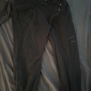 Svarta mjukisbyxor från lager 157 - Tjena säljer ett par svarta mjukisbyxor från lager 157. Storlek S M. Inga skador men de fins två märken fram o bak vet ej hur jag fick märkena, jag har bara provat tvättat dem vanligt men har inte provat att tvätta dem jätte noggrant men så vet ej om det går bort! Byxorna har 3 fickor två fram och en bak, passar inte längre.