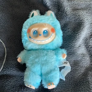 Labubu!  - Säljer denna också ! Den är blå med skönt material , den har nio tänder , den har även naglack, pris 125kr🥰