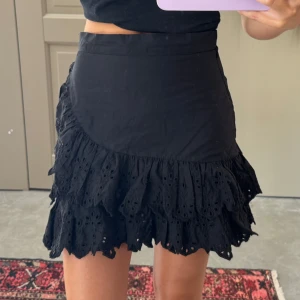 Volangkjol - Säljer denna fina kjol från Zara! 