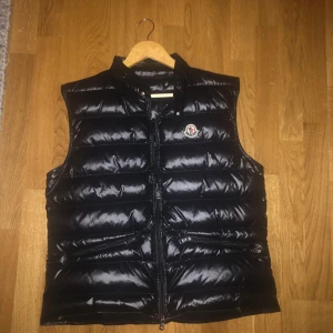 Moncler gui väst - Nu ska jag sälja min moncler gui väst som köpt på nk och kostar ordinarie 9,299 på nk och mitt pris är 1800! Eller till o med mindre! Storlek m på den och använd fåtal gånger eftersom den är för liten men pris kan sänkas i dm 