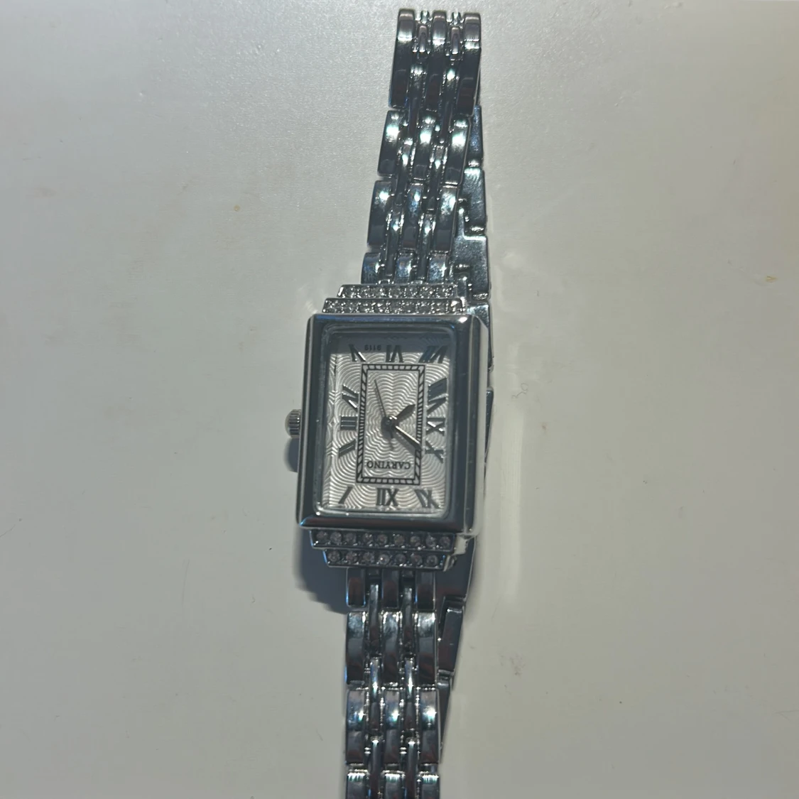 Silverfärgad klocka 