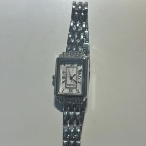 Silverfärgad klocka  - En fin silver klocka!! Aldrig använt den💗 Säljer den för den e för stor!!