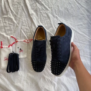 Christian Louboutin Skor - Ett par snygga Navy Louboutin skorna storlek 41 sitter 41-41,5. Skick 10/10 helt nya och oanvända. Og/tillbehör endast snören och nitar. Därför till ett så lågt pris.