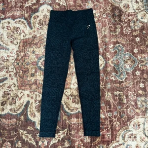 Mörkblåa mönstrade leggings från Gymshark - Sparsamt använda!