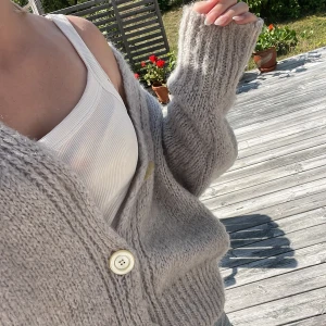 Mysig chunky stickad kofta - Jätte mysig ljusgrå stickad kofta! Den är nytt skick och inga defekter. Perfekt inför hösten och kallare tider. Vet inte riktigt vart den är ifrån men kan försöka hitta. Hör gärna av dig vid frågor. 