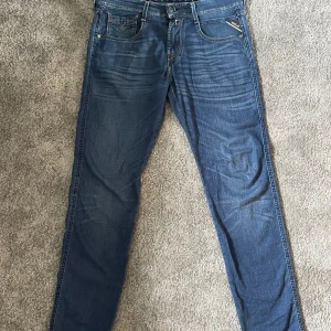 Replay anbass - Tja,säljer dessa riktigt snygga replay jeans i en liten ljusare blå och ett riktigt bra skick. Hör av dig om du har en fråga eller vill ha mer bilder.