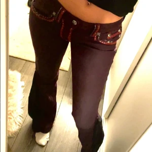 Miss me jeans  - Lågdmidjade miss me jeans som är omsydda till bootcut jeans. Har även ett snöre inuti som man kan spänna åt midjan med om de är för stora. 