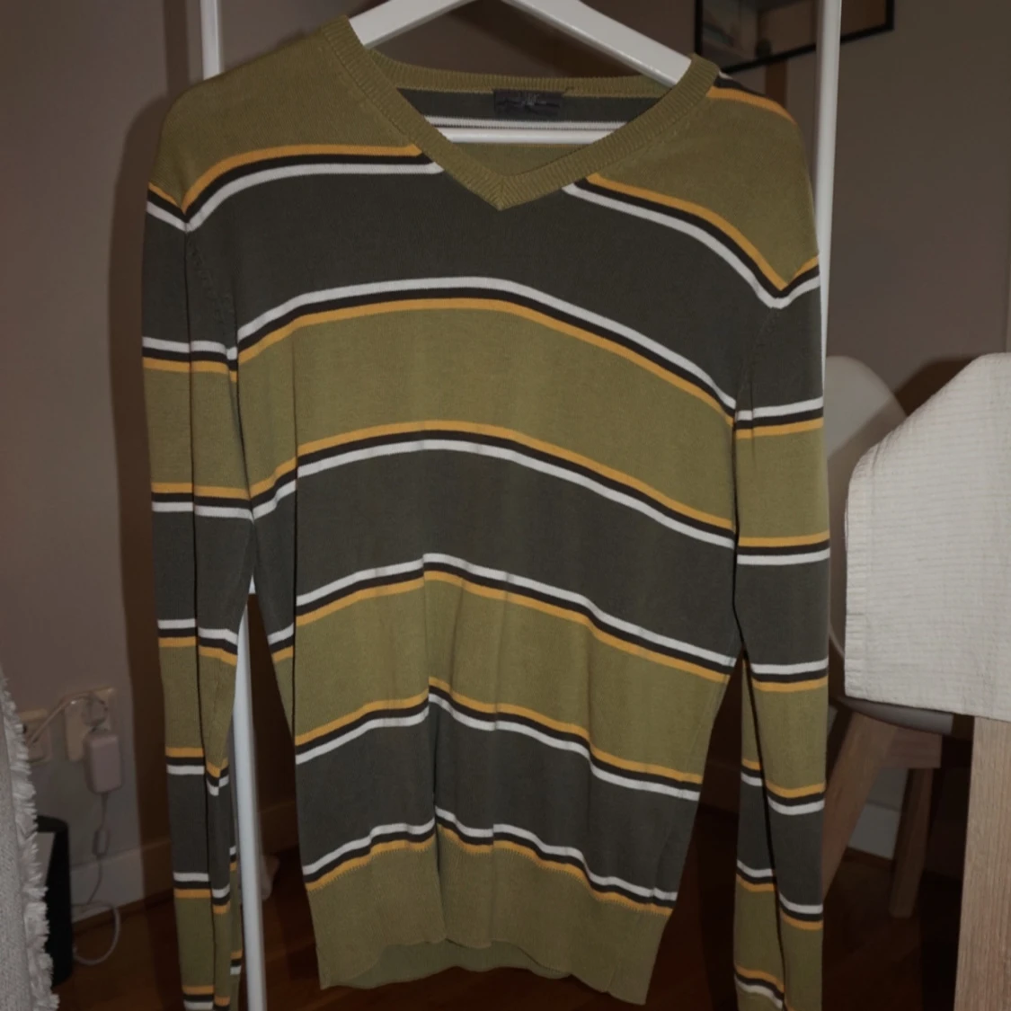 Randig v-ringad tröja i grönt och gult