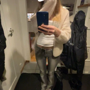 ursnygga jeans  - märket: cheap monday, köpt: weekday, midjemått tvärsöver: 37-38 cm (stretchiga) jätte fint skick!!  PRIS KAN DISKUTERAS 