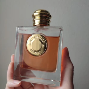Burberry Goddess Intense Perfume - Burberry Goddess Intense EDP. Approximately 85% left in the bottle, see for yourself. The sticker at the bottom has unfortunately peeled off. A great longlasting scent!