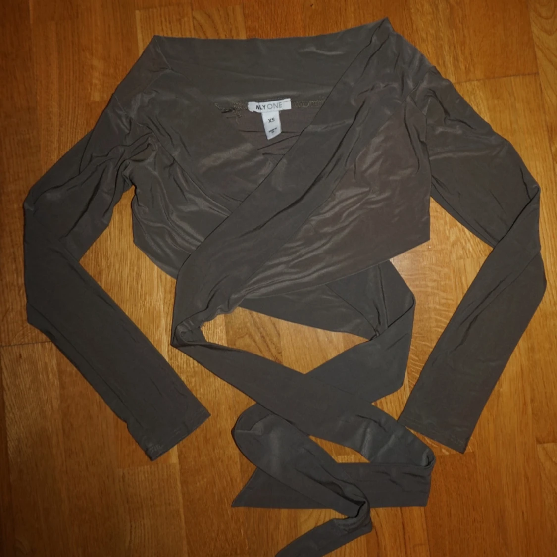 Beige omlottopp från NLY One XS