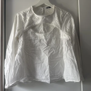 Zara blouse - Zara blouse i strl S. Den är väldigt fin och inte använd så ofta, men den blir väldigt enkelt skrynklig. 
