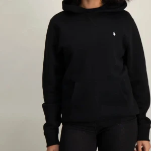 Svart hoodie från Ralph Lauren - En svart hoodie från Ralph Lauren i storlek L (barnstorlek) så alltså 150-161. Nypris är 1195kr men säljer för 250kr. Aldrig använts! Kan skicka bilder om nån är intresserad 