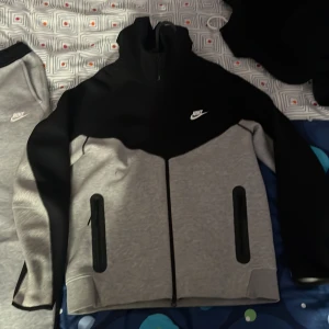 Svart grå nike tech tracksuit - Storlek L på byxor och Tröja, använt ett par gånger, säljer hela för 700