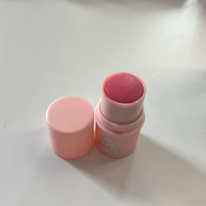 CAIA Blush Stick Sweet Swirl - Krämrouge i stickformat från CAIA Cosmetics i färgen Sweet Swirl. Kommer i en söt ljusrosa hylsa med silvriga bokstäver. Färgen är en fräsch, kall rosa som ger kinderna ett naturligt glow. Endast testad på handen🙃