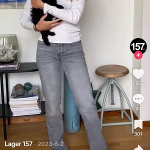 Jeans ”ICON”/Grå straight jeans (Lager 157) - Snygga lågmidjade grå jeans från Lager 157 i modellen straight. Stl XS, orginalpris 400kr. Säljer fler jeans i min profil🫶🏻 