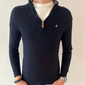 MORRIS HALF ZIP - Morris half zip i 100% merinoull - Sitter som en XS (står M på lappen) - Mycket fint skick - Deluxecloset