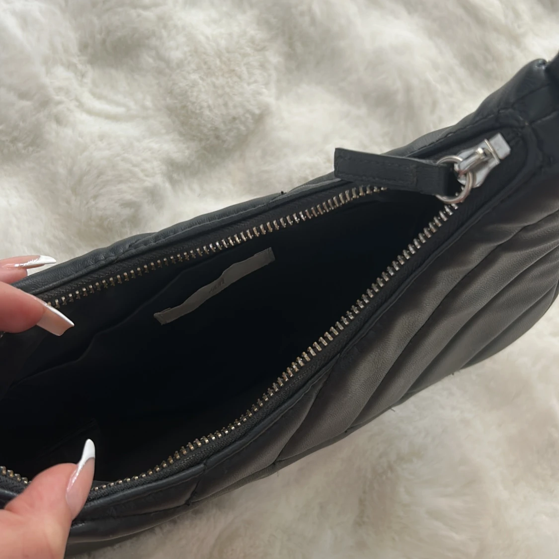 Svart quiltad axelväska från H&M - 2