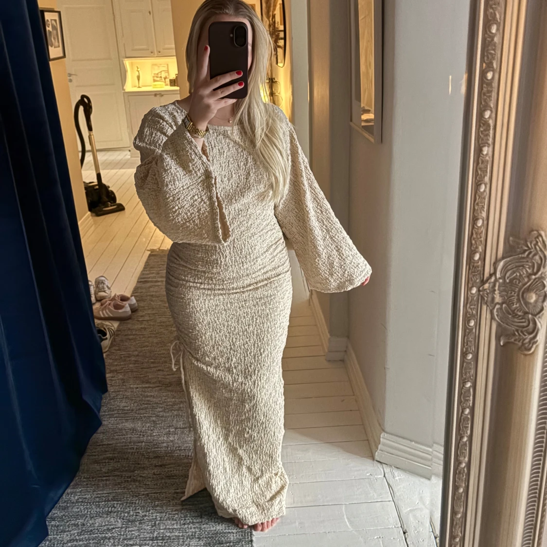 Beige långklänning med vida ärmar - 2