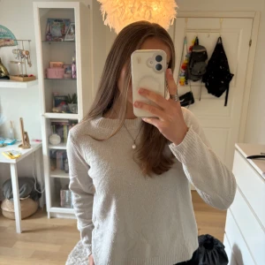 Beige stickad tröja från Pieces - Mysig beige stickad tröja från Pieces med rund halsringning och ribbade muddar. Perfekt för lager-på-lager och enkel att matcha med jeans eller kjol. Långärmad och i en klassisk, rak passform.