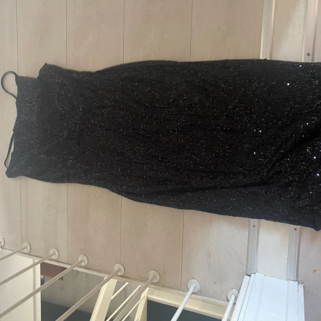 Svart glittrig långklänning