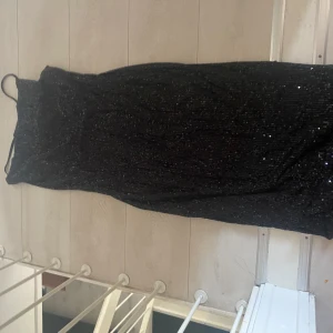 Svart glittrig långklänning - Prom klänning med öppet rygg. Köpte för 600kr