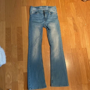Ljusblå bootcut jeans från LAB - Ljusblå jeans med bootcut. Står ingen strl men passar mig perfekt som är 165 cm & oftast har strl 34/36. Inga defekter. 