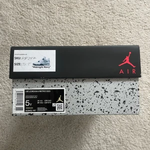 Nike Air Jordan 4 Retro Midnight Navy - Nike Air Jordan 4 Retro 'Midnight Navy', i original box. Köpta för 4999kr från ”merchsweden.se”.  Ej använda så mycket men en defekt på ena skon vilket man kan se på fjärde bilden. Unisex skor i storlek 37,5. 