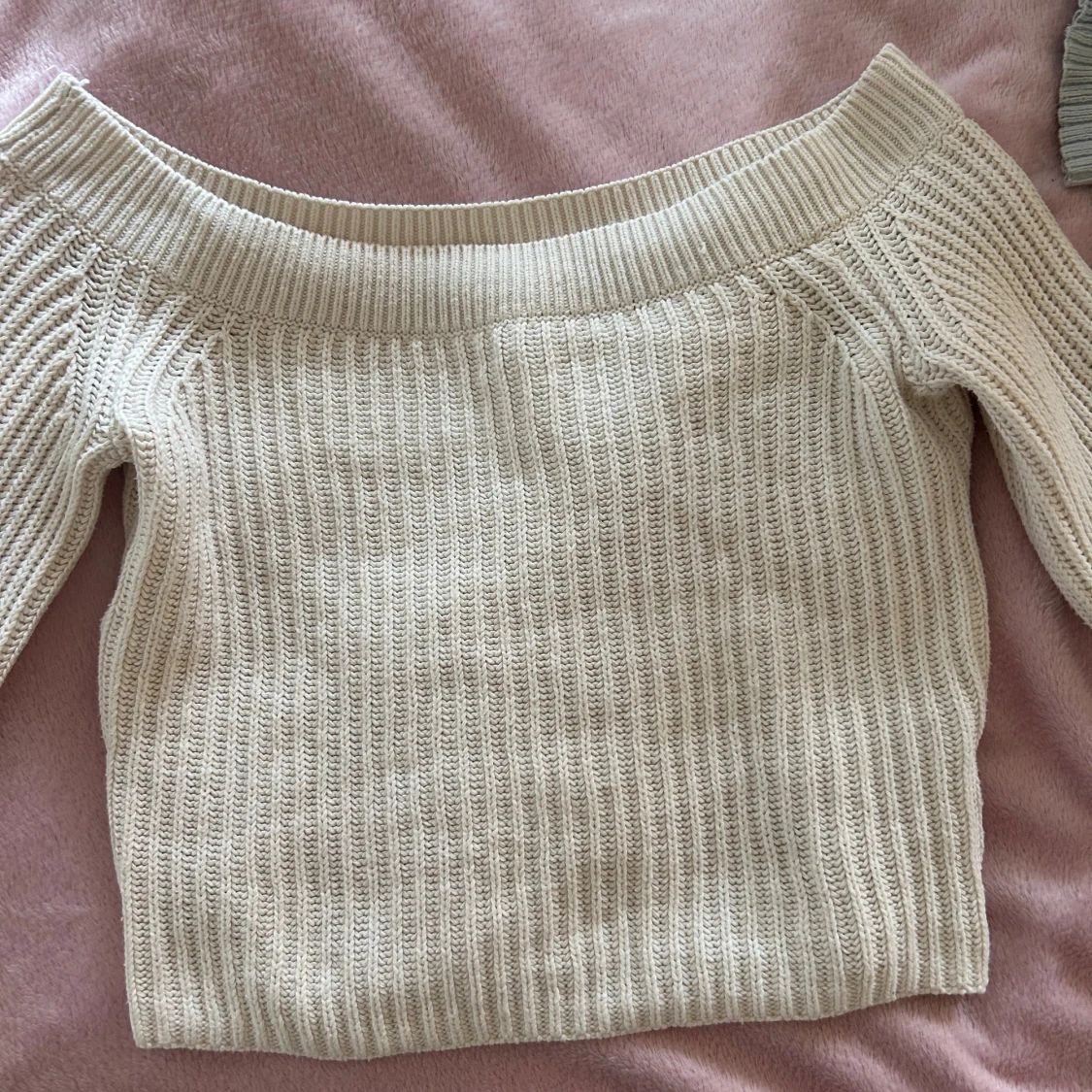 Offshoulder ribbstickad tröja vit - 3