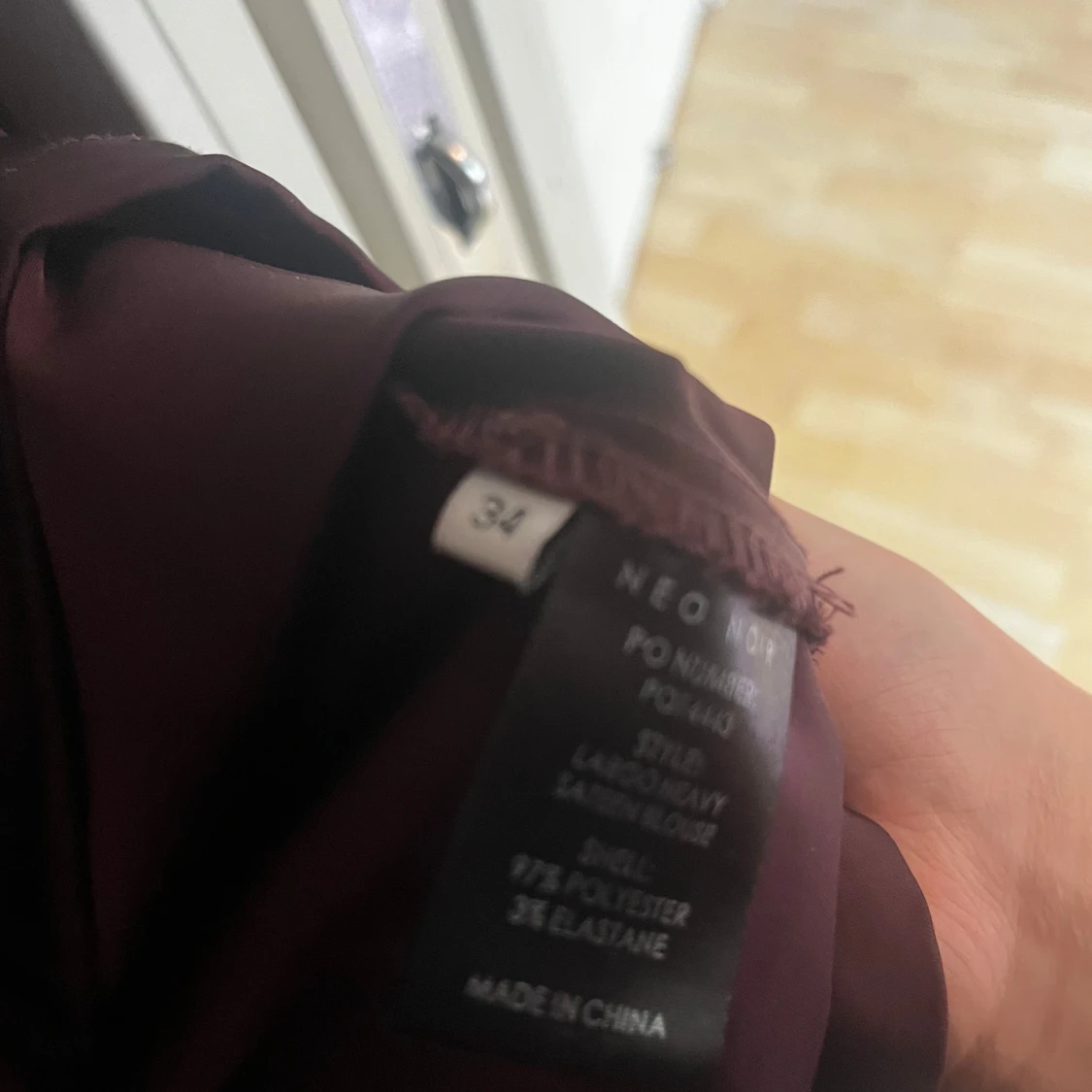 Vinröd blus från NeoNoir - 3