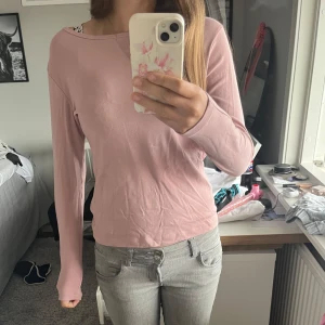 Ljusrosa långärmad tröja 157 XS - Enkel och stilren ljusrosa långärmad tröja från 157 i storlek XS. Tröjan har rund halsringning och är gjord i mjuk bomull, Tröjan är använd en gång. Passformen är normal och materialet känns skönt mot huden.