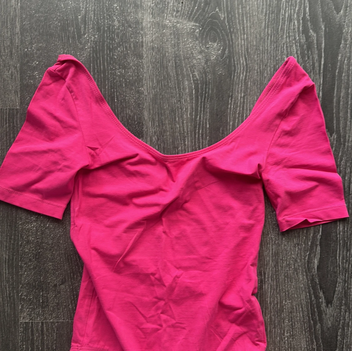 Rosa body med djup urringning - 1