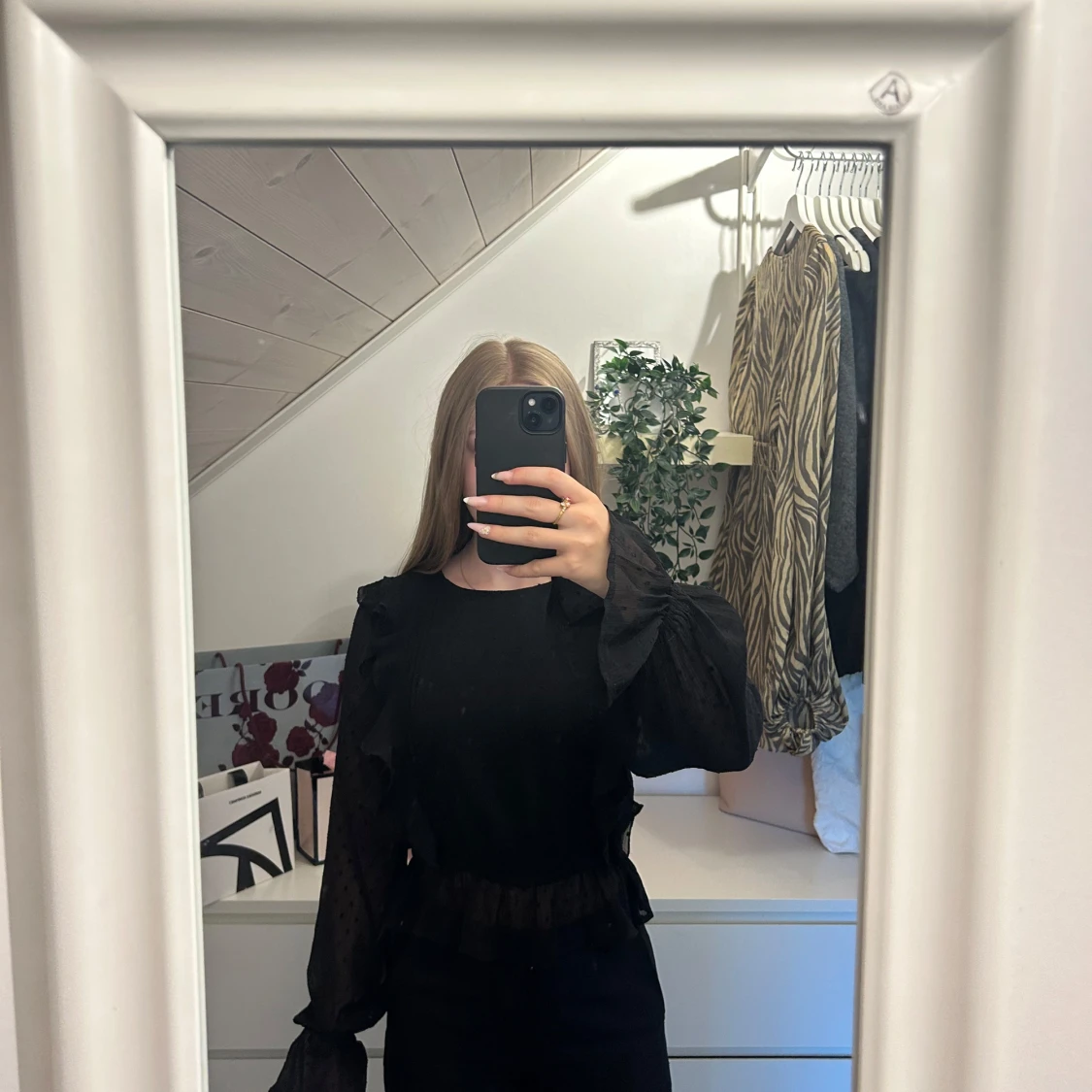 Svart blus med volang