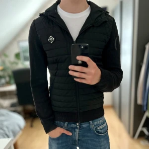 J.Lindeberg cardigan - Mycket fint skick, endast små märken på framsidan. Storlek S passar dig som är mellan 178-188cm. Nypris ca 3500kr. Modellen är 185 cm, 79 kg. Passar bra nu till sen sommar/höst. Skriv för mer information!🤝