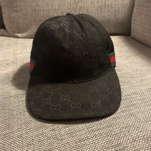 Gucci keps  - En gucci keps som är köpt här på plick i väldigt bra skick, har använt den sparsamt och den har inga defekter. Kepsen ser ut att vara original vilket jag är ganska säker på dock så kan jag inte bekräfta det till 100%