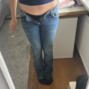 Blå low waist bootcut jeans från Lindex, stl 34 - Snygga blå jeans från Lindex i modellen Fay, storlek 34, dem är gamska små i storleken, så skulle säga att dem är mellan 32 och 34 typ. Jeansen har låg midja och bootcut-ben, klassisk femficksdesign. Önska att jag kunde ha kvar dem, men de ät tyvärr för små.
