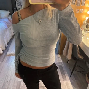 Ljusblå offshoulder topp Gina Tricot - Säljer en  ljusblå ribbad topp från Gina Tricot med offshoulder-design och lång ärm i storlek M🤍🤍