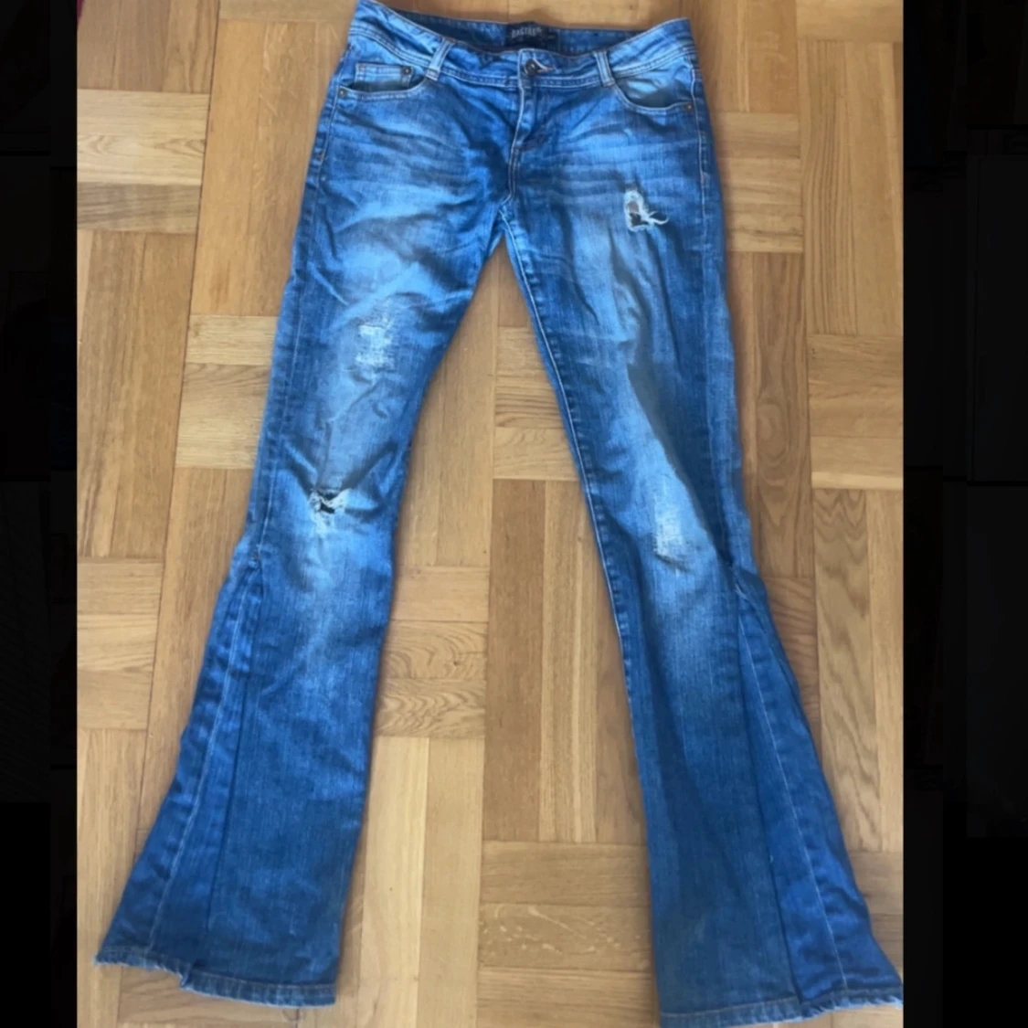 Blå low waist bootcut jeans från Ragtag - 1
