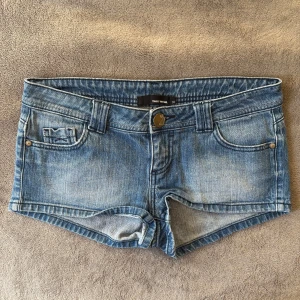 Blå jeansshorts - Snygga shorts med cool detalj på knappen💙 Midjemått: 40 cm