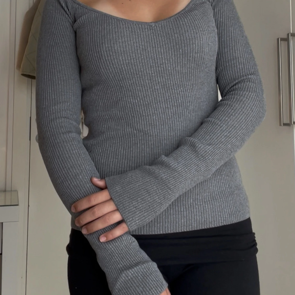 Grå ribbad offshoulder tröja 🩶