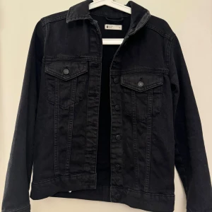 Svart jeansjacka från Gina Tricot  XS - Svart jeansjacka i klassisk modell från Gina tricot. Säljer den då den är för liten tyvärr🩷men den är knappt använd
