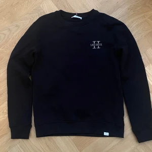 Svart sweatshirt från Les Deux - En svart sweatshirt från Les Deux, använd endast ett fåtal gånger 