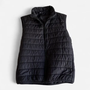 Svart dunväst med dragkedja - Svart puffer vest från zara i storlek M, inga tecken på slitage