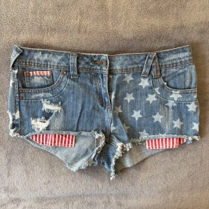 Coola jeansshorts  - Super snygga jeansshorts💙 Midjemått: 38 cm