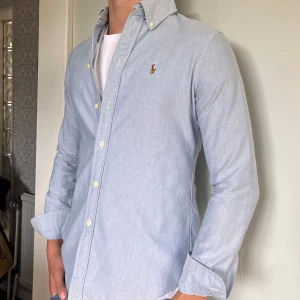 Ljusblå skjorta från Polo Ralph Lauren - Klassisk ljusblå skjorta från Polo Ralph Lauren i bomull som är helt oanvänd! (Strl S men den är liten i storleken så skulle rekomendera för XS)                   |Skick 10/10🤩| Nypris 1659|Fraktar inom 48h📦|Hör av dig för minsta lilla fundering!
