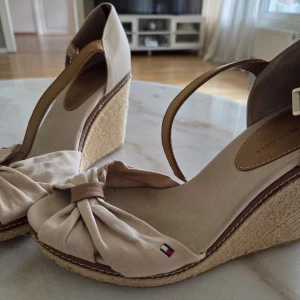 Beige kilklackade sandaler Tommy Hilfiger - Kilklackar från Tommy Hilfiger. Sparsamt använda. 150kr. Storlek 39.